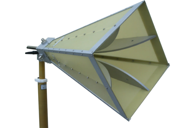 Широкополосная рупорная антенна с двойной поляризацией BBHX 9120 E